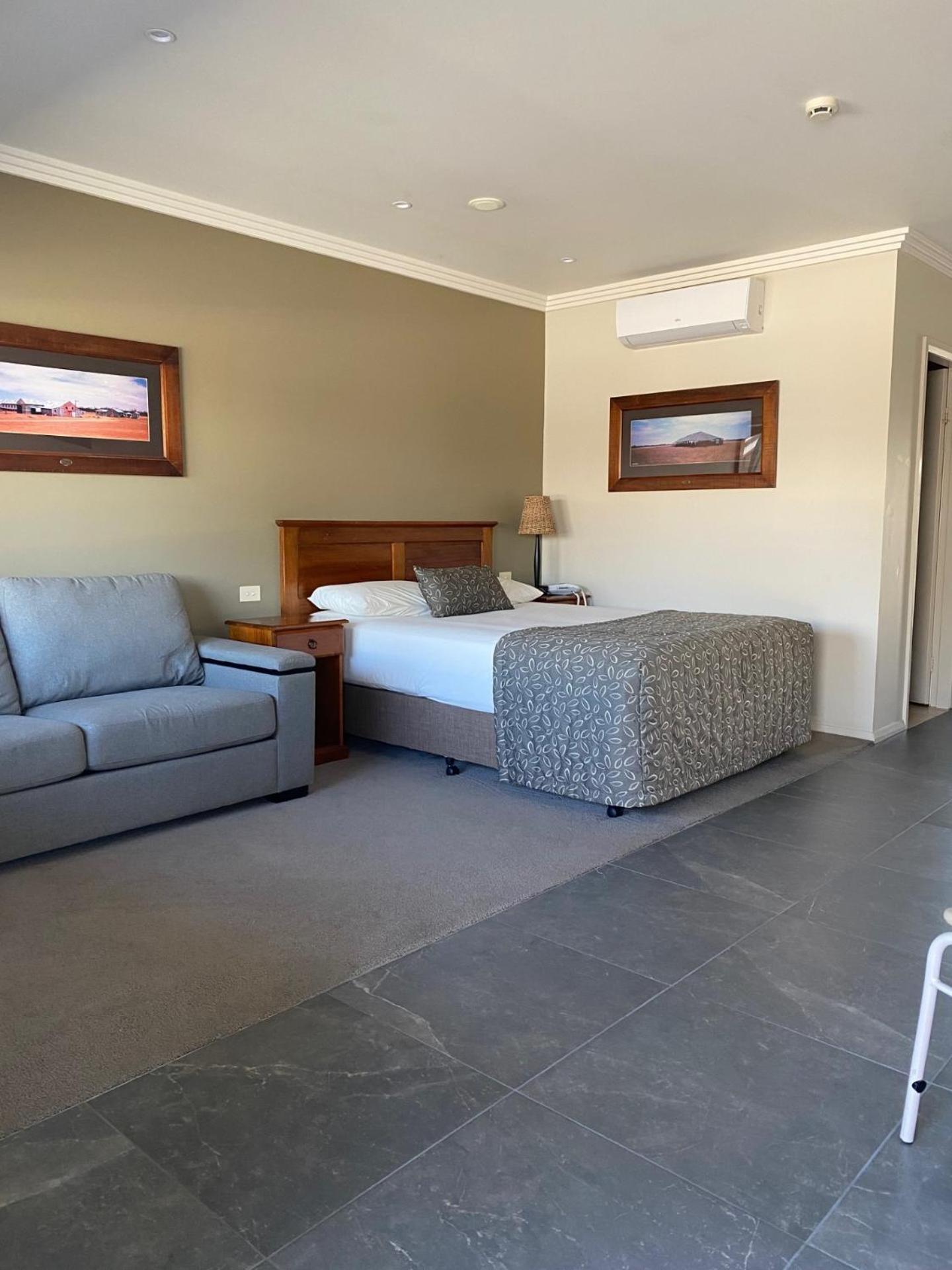 The Saltbush Motor Inn Hay Dış mekan fotoğraf