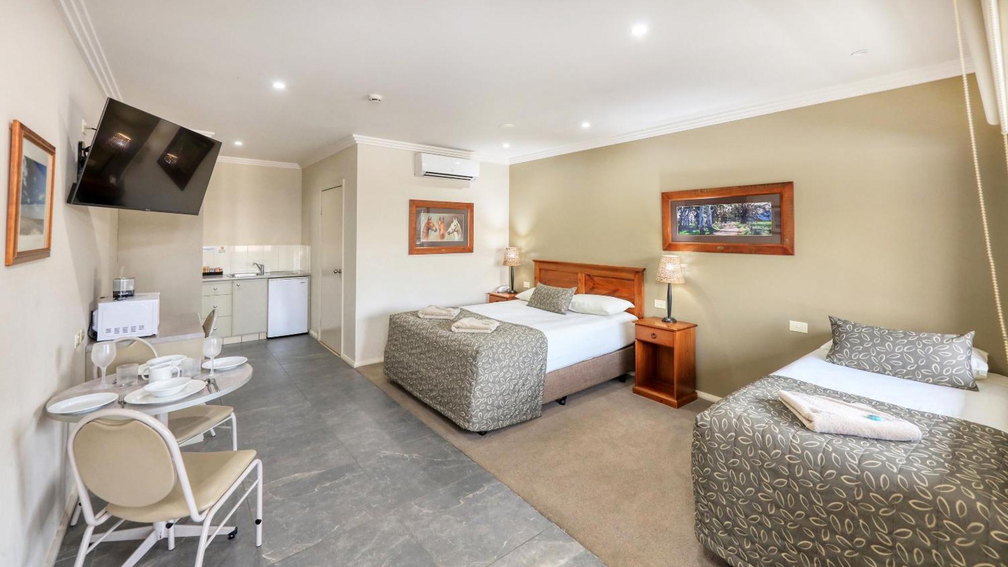 The Saltbush Motor Inn Hay Dış mekan fotoğraf