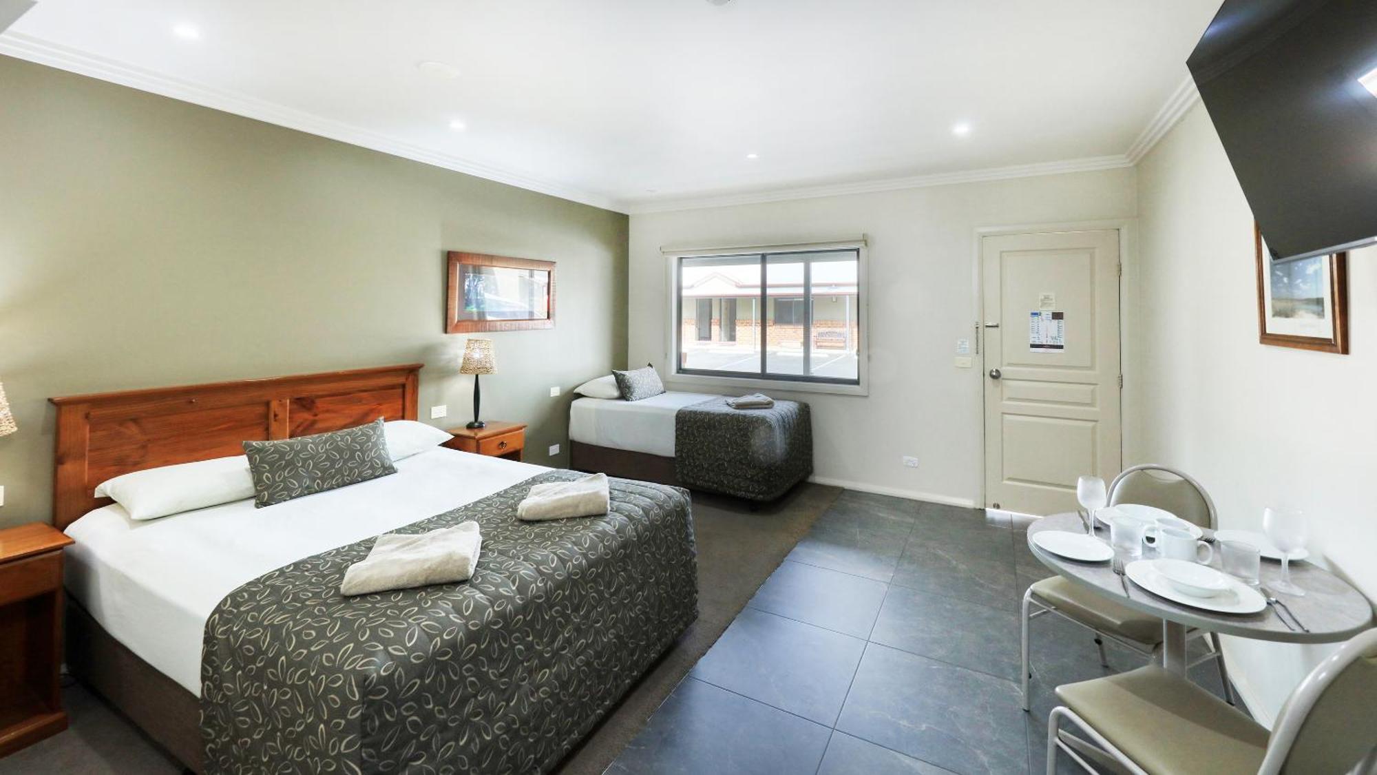 The Saltbush Motor Inn Hay Dış mekan fotoğraf