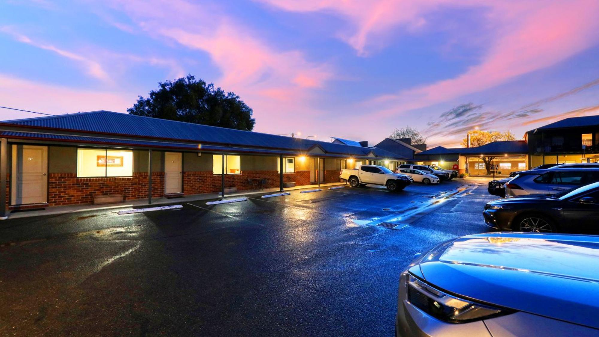 The Saltbush Motor Inn Hay Dış mekan fotoğraf