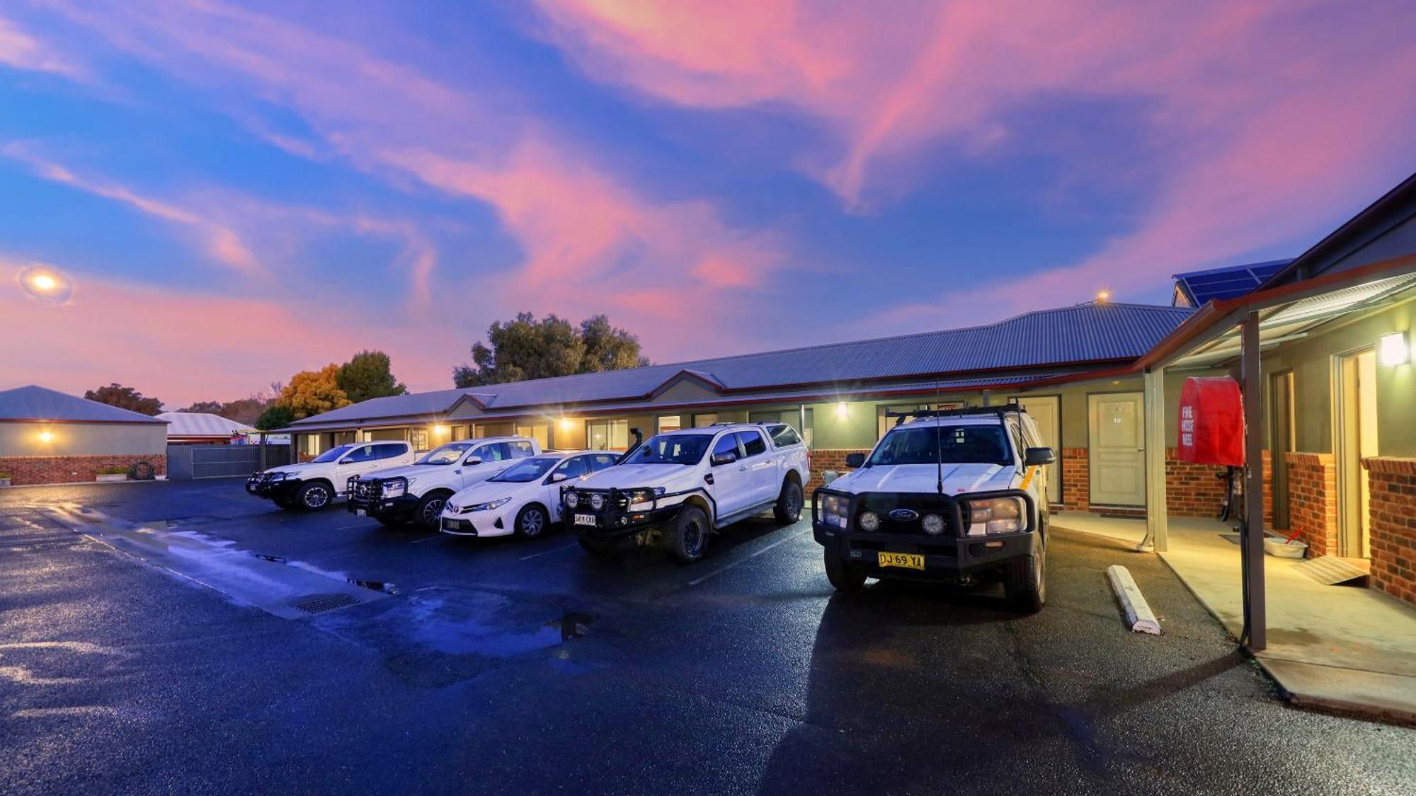 The Saltbush Motor Inn Hay Dış mekan fotoğraf