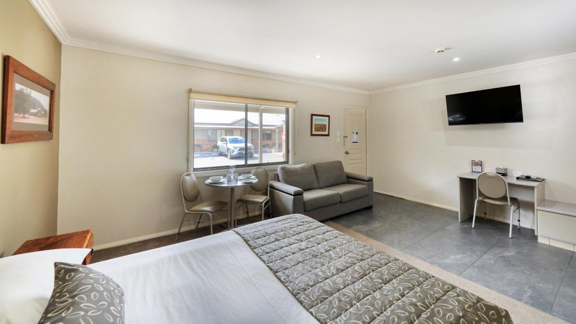The Saltbush Motor Inn Hay Dış mekan fotoğraf
