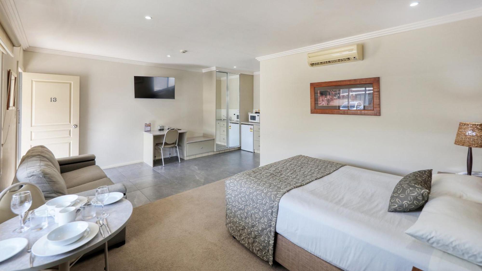 The Saltbush Motor Inn Hay Dış mekan fotoğraf