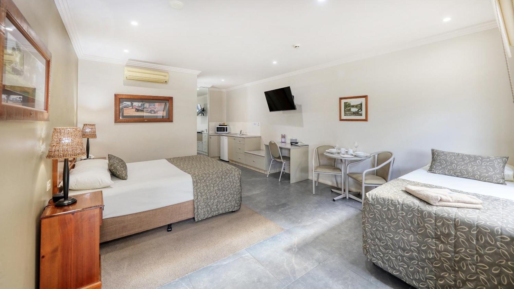 The Saltbush Motor Inn Hay Dış mekan fotoğraf