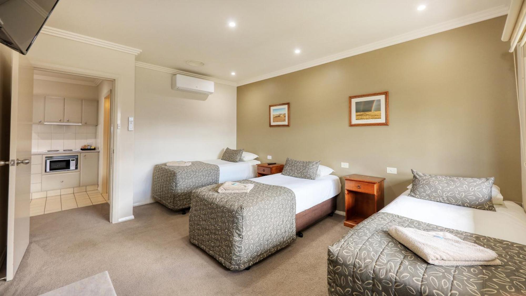 The Saltbush Motor Inn Hay Dış mekan fotoğraf