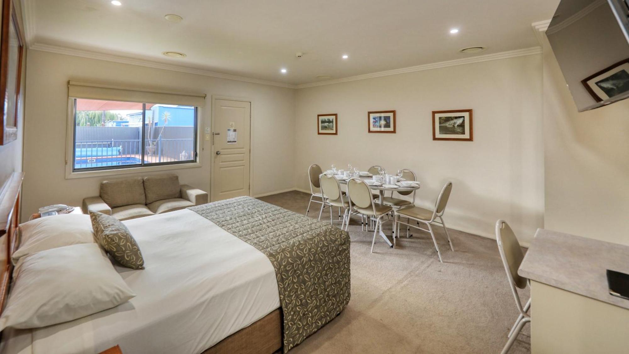 The Saltbush Motor Inn Hay Dış mekan fotoğraf