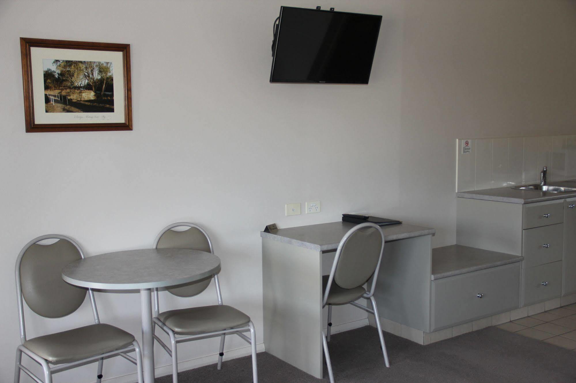 The Saltbush Motor Inn Hay Dış mekan fotoğraf