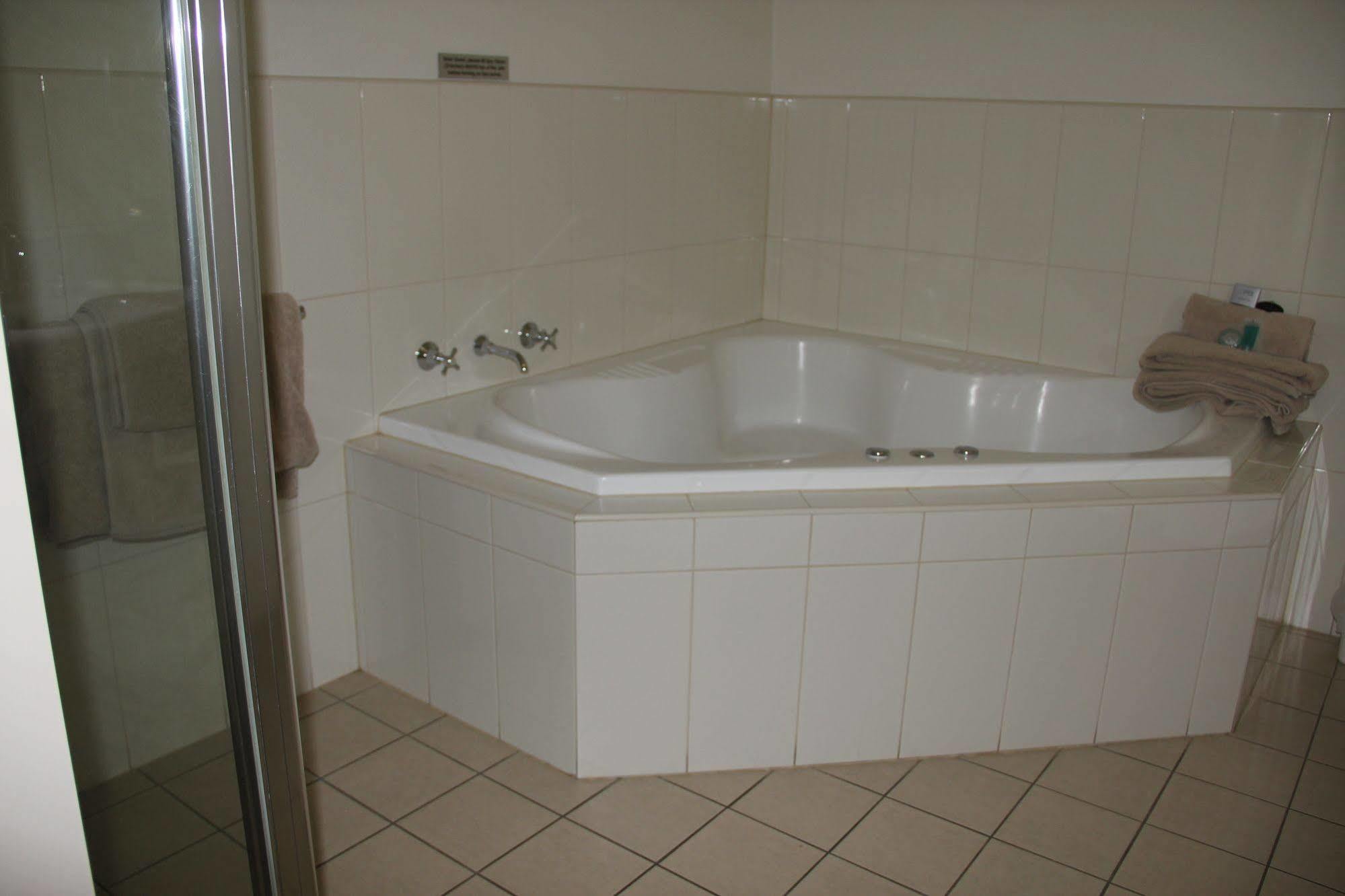 The Saltbush Motor Inn Hay Dış mekan fotoğraf